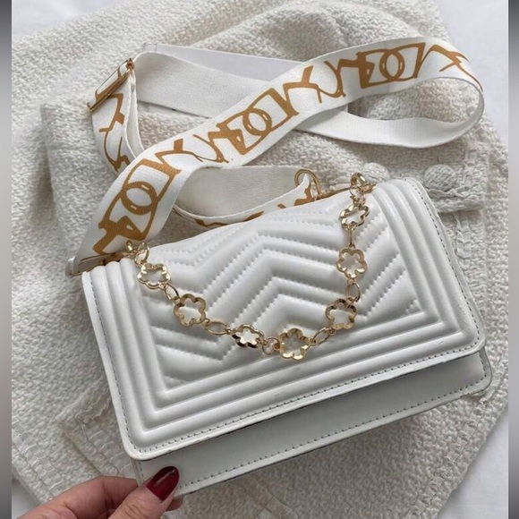 Source Unknown Handbags - White Mini Chevron Chain Decor Square Purse Crossbody Bag Sz Small NWOT